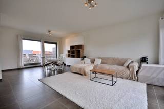 <strong>Voor verdere info of bezoek, contacteer Céline, gsm 0472 35 92 86.</strong><br />Deze penthouse is zeer centraal gelegen, doch met zicht op groen. Het appartement beschikt over een zeer ruim terras voor- en achteraan.<br />Indeling: inkomhall, toilet, bergruimte, 2 slaapkamers, badkamer met inloopdouche, ruime leefruimte met open geïnstalleerde keuken.<br />Ondergrondse staanplaats en kelder inbegrepen.<br />Gemeenschappelijke kosten: 70 euro/maand.<br />