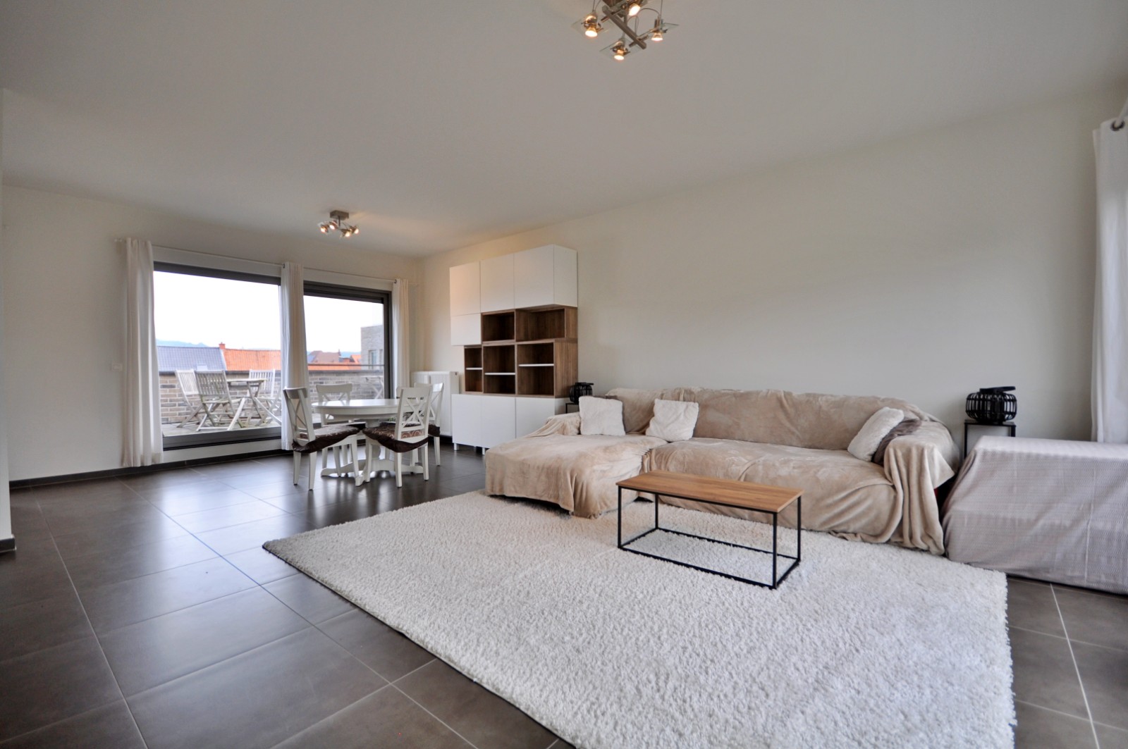 Prachtige penthouse met ruim terras en ondergrondse staandplaats gelegen in het centrum van Ronse - foto 3