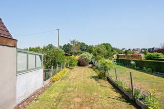 <p><strong>Instapklare bel-etagewoning met 5 slaapkamers, garage, ruim terras en tuin met groen uitzicht</strong></p><p>Op zoek naar een comfortabele gezinswoning met veel leefruimte? Deze instapklare bel-etagewoning combineert een doordachte indeling met vijf slaapkamers, een dubbele garage, een ruim terras en een aangename tuin met vrij uitzicht op het groen. Bovendien beschikt de woning over een gunstig EPC-label C, waardoor er geen renovatieverplichting geldt.</p><p>Indeling: op het gelijkvloers bevinden zich een ruime inkomhal, een garage en een was-/technische ruimte. De eerste verdieping omvat een lichtrijke leefruimte, een moderne keuken met toegang tot het terras, een hal en een apart toilet. Op de tweede verdieping bevinden zich drie volwaardige slaapkamers, een badkamer en een tweede apart toilet. De derde verdieping werd ingericht met twee extra kamers en een praktische opbergzolder.</p><p>De combinatie van een functionele indeling, een aangename buitenruimte en het open uitzicht maakt deze woning bijzonder geschikt voor gezinnen of voor wie extra kamers wenst als bureau, hobbyruimte of logeerkamer.</p><p>EPC: klasse C – geen renovatieverplichting.</p><p><strong>Te koop via Immo Beguin, jouw vastgoedexpert sinds 2009.</strong></p><p>✉️ emmy@immobeguin.be</p>