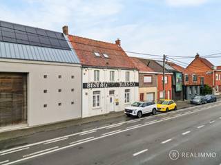 Op <strong>een uitstekende commerciële toplocatie</strong>, recht tegenover Delhaize en Mediamarkt, bevindt zich dit voormalig restaurant met bovenliggend ruim appartement. Dit veelzijdig pand biedt tal van mogelijkheden voor wie op zoek is naar een handelszaak met woonst, een investeringsproject of een volwaardige woonwoning na verbouwing.<br />Het gelijkvloers omvat een inkomhal, een open eetplaats en een restaurantruimte opgedeeld in twee compartimenten. Er is een aansluiting voorzien voor een barmeubel en achteraan bevinden zich alle aansluitingen voor een keuken. Verder beschikt het gelijkvloers over afzonderlijke sanitaire ruimtes voor dames en heren. Buiten is er <strong>een volledig vernieuwd en afgesloten terras</strong>, ideaal voor extra zitruimte of buitenbeleving. Aansluitend bevindt zich <strong>een leuke overdekte ruimte met tal van mogelijkheden</strong>, zoals wijnbar, hobbyruimte, mancave of werkplaats. Langs de achterzijde van het perceel is bovendien een <strong>aparte oprit</strong> aanwezig.<br />Op de verdieping bevindt zich een verrassend ruim appartement met <strong>leefruimte, vier slaapkamers en twee badkamers</strong>. Wie het handelsgedeelte niet nodig heeft, kan dit pand eenvoudig omvormen tot een volledig woonhuis met uitzonderlijke oppervlakte.<br />Verwarming gebeurt via <strong>centrale verwarming op aardgas</strong>.<br />EPC: <strong>Label D</strong> (géén renovatieverplichting).<br /><br /><strong>Troeven:</strong>
<ul>
<li>Veel potentieel voor diverse doeleinden</li>
<li>Ruime bewoonbare oppervlakte</li>
<li>Zeer commerciële ligging op drukke verbindingsweg</li>
<li>Tegenover Delhaize en Mediamarkt</li>
<li>Vernieuwd en afgesloten terras</li>
<li>Overdekte multifunctionele ruimte</li>
<li>Aparte achterliggende oprit</li>
</ul>
Interesse in dit bijzonder veelzijdige pand?<br />Contacteer<strong> Cedrik van Realimmo</strong> via 0472 66 56 64 of cedrik@real-immo.be.
