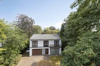 U betreedt de woning via de royale inkomhal die toegang biedt tot de open leefruimte. De bijzonder ruime en lichtrijke leefruimte vormt het hart van het huis en biedt tal van mogelijkheden voor een gezellige zithoek en een grote eetplaats. Aansluitend bevindt zich de functionele keuken met een mooi uitzicht op het groen. Verder beschikt het gelijkvloers over een eerste doucheruimte, een inpandige garage en een royale oprijlaan met heel wat parkeerplaats voor meerdere voertuigen.<br /><br />Op de eerste verdieping brengt de nachthal u naar vier volwaardige, ruime slaapkamers met veel natuurlijk licht. Hier bevindt zich tevens de tweede badkamer en aparte kamer met wastafel. <br /><br />De grootste troef van deze woning is de indrukwekkende tuin rondom, waar u een verfrissend zwembad terugvindt voor de warme zomerdagen. Verder zijn er ook bijkomend garages en een doucheruimte naast het zwembad. <br /><br />De combinatie van een groot perceel, een solide structuur en een ruime bewoonbare oppervlakte, maakt dit een unieke koop voor snelle beslissers. Mits wat modernisering maak je van dit huis een parel op toplocatie! <br /><br />Ook de ligging in Kapellen is een absolute troef. Gelegen in de gegeerde en centrale omgeving van de Rubensheide, woont u hier op een boogscheut van het centrum van Kapellen. Winkels, scholen, openbaar vervoer en belangrijke invalswegen zijn vlot bereikbaar. Een bijzonder huis te koop voor wie op zoek is naar ruimte, rust en een uitstekende bereikbaarheid.<br /><br />Interesse? Neem contact op met ons vastgoedkantoor via 03/666 66 66<br /><br />Dit pand is onderworpen aan de renovatieverplichting van de Vlaamse overheid voor residentiële gebouwen (behoudens bij sloop binnen 5 jaar na de aankoop). Consulteer voor meer informatie de website van het Vlaams Energie- en Klimaatagentschap via https://www.vlaanderen.be/een-woning-kopen/renovatieverplichting-voor-residentiele-gebouwen<br /><br />Bestuursmaatregelen in het maatregelenregister: nee