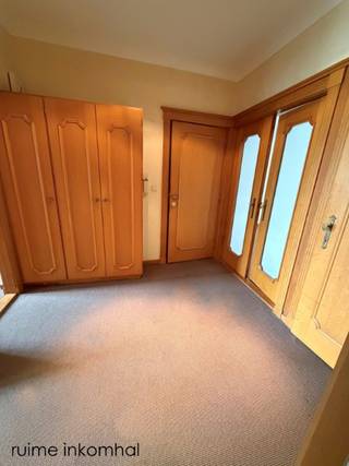 RUIM GOED ONDERHOUDEN SPECIAAL APPARTEMENT OP TOP LIGGING ( vlak in het centrum toch vrij rustig door 1 richtingstraat ) <br />1 ste verd met lift : ruime hal met vestiairekasten, <strong>zeer</strong> ruime leefruime overladen met lichtinvallen ( aanpalend een terras ) en marmeren sierschouw , prachtige grote ingemaakte kast, knappe ruimte voor eventueel keuken te plaatsen <br />badkamer ( momenteel keukenhoek ), aparte w.c. <br />2 slaapkamers elk met praktische ingemaakte kasten, 2 de terras met berging <br />verder nog een zeer ruime berging in de kelder, ramen zijn met dubbel glas <br />EPC C