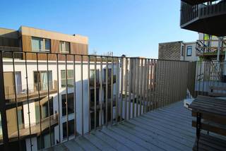 ENKEL BEZOEKEN MOGELIJK DOOR ONDERSTAANDE LINK VOLLEDIG EN CORRECT IN TE VULLEN:<br />https://mijnhuurprofiel.be/property/5b67b711-d097-4574-a7c7-56e189872df7/login<br /><br />Dankzij deze centrale ligging is zowel het zuiden als het noorden van de stad makkelijk bereikbaar. <br /><br />Indeling: inkomhal met vestiaire en apart toilet, een ruime leefruimte met volledig geïnstalleerde open keuken voorzien van alle inbouwtoestellen, ruime berging met aansluiting voor wasmachine en droogkast, de hal met ingemaakte kasten geeft toegang tot de twee slaapkamers, badkamer met dubbele lavabo en bad/douche. Beide slaapkamers hebben toegang tot het zonnige terras achteraan gelegen. <br /><br />Maandelijkse kosten: een provisie van € 160 voor de gemeenschappelijke kosten en het individueel verwarming verbruik. <br /><br />Beschikbaar vanaf 1 februari 2026. <br /><br />Voor meer info of een bezoek, neem contact op met Xander via xander@reds.be.