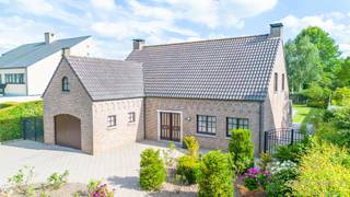 VRIJSTAANDE, INSTAPKLARE VILLA OP CA. 1.000 M² – RUSTIG ÉN CENTRAAL GELEGEN IN TURNHOUTOp zoek naar ruimte, rust en comfort in een goed onderhouden...