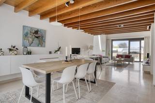 Deze centrumwoning biedt heel wat comfort, gelegen in het centrum van Waregem met voldoende parkeermogelijkheden achteraan. Afgewerkt met zeer kwalitatieve materialen, ingemaakte kasten, grote raampartijen en een prachtig terras van ca. 50m².De woning beschikt over 3 kamers (mogelijkheid tot 4de slaapkamer of bureau). Verder zijn er ook 2 badkamers, een kelder en zolder aanwezig. Twee garageboxen (automatische poort en elektriciteit aanwezig) verplicht aan te kopen voor elk € 25.000. INDELINGGelijkvloers: inkomhal, trap naar kelder. Lift of trap voorzien naar 1ste en 2de verdiep1ste verdiep: leefruimte met gashaard, terras (+- 50m²), open keuken (toestellen van Siemens, hall, toilet, slaapkamer 1 met aansluitend een badkamer (inloopdouche, dubbele lavabo en ligbad en toilet) 2de verdiep: slaapkamer 2, slaapkamer 3, slaapkamer 4/bureauruimte, badkamer (ligbad, lavabo en toilet), berging TROEVEN- EPC B - veel opbergmogelijkheden- kwalitatief afgewerkt en gerenoveerd in 2018!