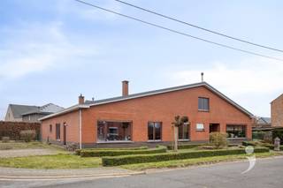 Ruime gelijkvloerse woning te Wezemaal! Deze stevig gebouwde woning uit 1975 biedt een bewoonbare oppervlakte van maar liefst 258m² en is gelegen op...