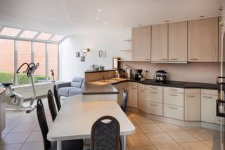 Na 47 jaar trekt Carine binnenkort de deur definitief achter haar dicht. Een heel mooi hoofdstuk van werken en wonen onder één dak zal hiermee afgesloten worden. Daarom gaan we voor haar op zoek naar een koper voor het handelshuis dat al verschillende generaties in eigendom is. Op het gelijkvloers is er een ruime winkel, kantoor- of praktijkruimte met achtergelegen keuken. Op de verdiepingen vinden we een ruim duplex appartement. Verder zijn er terrassen, is er een tuin en voldoende bergruimte. De verwarming is een combinatie tussen centrale verwarming op stookolie en elektrische verwarming. <br /><br />Via www.rozebeeksestraat1.be kan je een afspraak inplannen. Eveneens via de website verneem je veel meer, zoals een uitgebreide omschrijving, foto's, 360° rondgang, documenten, … <br /><br />DIRECT KOPEN PRIJS: De vermelde prijs is een Direct Kopen prijs. Tegen deze prijs kan er onmiddellijk aangekocht worden zonder verdere prijsonderhandeling. Er kan ook steeds een bod worden uitgebracht via een transparante procedure waarover alles te lezen is op de website van het pand. <br /><br />Groeten, Hendrik van Henry Houser.