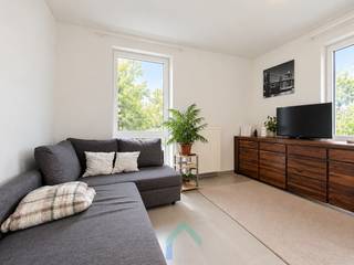 Ligging<br />Dit bemeubelde appartement is gelegen op de eerste verdieping van residentie Astoria 2. Je leeft hier in het centrum van Tielt met zo goed als alle faciliteiten op wandelafstand. Een supermarkt is vlakbij en je bent in minder dan 10 minuten aan het station of centrum van Tielt.<br /><br />Indeling<br />We betreden het appartement via de ruime inkomhal met apart toilet en ingemaakte kast. Verder is er een lichtrijke leefruimte met open keuken. De keuken is voorzien van diverse toestellen. Gezien de meubels mee worden verhuurd kan je hier zonder zorgen en vrijwel meteen intrekken. Alles is inbegrepen in de vooropgestelde huurprijs. Vanuit de leefruimte is er ook toegang tot het terras waar het aangenaam vertoeven is bij mooi weer. Vervolgens is er nog een ruime slaapkamer en badkamer die is uitgerust met douche, lavabo en wasmachine.<br /><br />Varia<br />Bij het appartement hoort een aparte garagebox die inbegrepen is in de prijs en die dienst kan doen om de wagen te parkeren en/of zaken op te bergen. Tenslotte is dit ook een energiezuinig appartement gezien zijn EPC-label B. Het appartement is vrij vanaf 1 januari 2027.<br /><br />Troeven<br />* Centrum Tielt<br />* Volledig bemeubeld<br />* Goed EPC-label<br />* Garagebox<br /><br />Wil je zelf de troeven van dit appartement ervaren? Plan dan jouw bezoek in met Magali.<br /><br />T: 09 493 04 10<br />M: magali@gentill.be