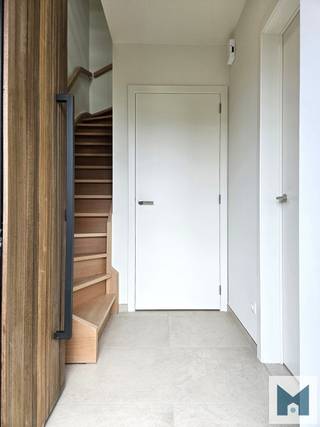 Deze lichtrijke, energiezuinige en kwalitatieve nieuwbouwwoning is gelegen te Oudegem in een groene oase van rust.<br />De woonst kent een zeer gunstige ligging tussen Dendermonde en Aalst in de nabijheid van openbaar vervoer, scholen, dorpskern van Oudegem, ...<br />Uiterst uniek is het groene parkgebied op de site met kindvriendelijke buitenspeelruimte.<br />Deze gemeenschappelijke plaatsen zorgen ervoor dat je deel uitmaakt van een gezellige buurt met veel sociaal contact voor jong en oud.<br /><br />De gelijkvloers omvat een inkom, een zeer lichtrijke woonkamer met volledig uitgeruste en open keuken, een praktische berging en apart gastentoilet. <br />Op de eerste verdieping bevindt zich de badkamer met ligbad en douche, een aparte wc en de 3 ruime slaapkamers (15,50 - 14 en 12m²).<br />Alsook is er een afgewerkte zolderruimte op de 2e verdieping van maar liefst 18m² welke kan dienen als extra slaapkamer, bureau, dressing, bergruimte,... <br />Als extra troef beschikt deze nieuwbouw over een gezellige tuin van 68m² met tuinhuis en terras.<br />Zeer energiezuinig door aanwezigheid van fotovoltaïsche zonnepanelen, warmtepomp met koeling en vloerverwarming, verluchtingsysteem D en berekend E-peil van 13.<br /><br />Zeer praktisch is de eigen ondergrondse staanplaats en de gemeenschappelijke fietsenstaanplaatsen.<br /><br />CV via warmtepomp. E-peil van 13. <br />EPC: 22 kWh/m²/j en UC42006-G-OMV-2020017922/EP17408/A002/D23/SD001 (A label)<br />Bewoonbare bruto opp van 177m².<br />Voor verdere inlichtingen, neem vrijblijvend contact op met Marik op het nummer 052 21 65 51 of mail naar info@immomiddelpunt.be