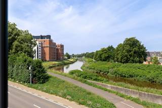 <p><span>Op een uitstekende locatie in Lier, met prachtig </span><span>zicht op de Grote Nete</span><span>, bevindt zich deze instapklare woning. Je woont hier op wandelafstand van de Grote Markt, met openbaar vervoer vlakbij, het station op fietsafstand en een vlotte aansluiting op de Lierse ring. </span></p><p><span>Op het gelijkvloers beschikt de woning over een zeer </span><span>ruime inpandige garage</span><span> met tal van opbergmogelijkheden, voldoende plaats voor een washoek en toegang tot een beperkte kelder.</span></p><p><span>Via de inkomhal bereik je de eerste verdieping, waar de lichtrijke leefruimte met </span><span>open keuken</span><span> zich bevindt. Aan de voorzijde geniet je van een mooi uitzicht over het water, terwijl je achteraan uitkijkt op de tuin. Dankzij de grote raampartijen baadt deze verdieping in het natuurlijke licht. Verder bevindt zich hier ook een apart gastentoilet.</span></p><p><span>Vanuit de woning leidt een buitentrap naar de </span><span>zonnige tuin met terras</span><span>, waar je in alle rust van het buitenleven kunt genieten. Achteraan bevindt zich bovendien een ruime </span><span>buitenberging</span><span> van ca. 21 m², ideaal voor tuinmateriaal of extra opslag.</span></p><p><span>De tweede verdieping omvat </span><span>twee volwaardige slaapkamers</span><span> van 15,5 m² en 12 m², evenals een verzorgde badkamer uitgerust met een dubbele lavabo, inloopdouche en toilet.</span></p><p><span>De woning werd de voorbije jaren op verschillende belangrijke punten </span><span>vernieuwd</span><span>. Zo werden het platte dak vernieuwd en geïsoleerd, zijn er PVC ramen met driedubbele beglazing geplaatst en wordt de woning verwarmd via een energiezuinige lucht-luchtwarmtepomp. Bovendien is de </span><span>elektrische installatie conform</span><span> en is de woning </span><span>asbestveilig</span><span>. Ook het interieur werd de voorbije jaren opgefrist, waardoor je meteen over een aangename woonbasis beschikt.</span></p><p><span>Ben je op zoek naar een woning met een topligging, zicht op het water, een zonnige tuin én tal van reeds uitgevoerde investeringen? Dan is deze woning absoluut een bezoek waard.</span></p>