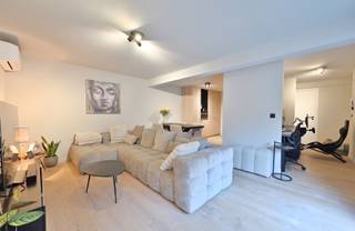 <p><span>Vous recherchez un appartement , élégant, calme et économe en énergie, bénéficiant d'un emplacement de choix ? Ce magnifique appartement d'une chambre, entièrement rénové, situé au cœur de Keerbergen, allie confort, intimité et excellente accessibilité.</span></p><p><span>Situé au premier étage d’un petit immeuble, accessible par ascenseur et donnant sur l’arrière calme du bâtiment, vous y profiterez d’un cadre de vie agréable. Les commerces, les écoles et les transports en commun sont accessibles à pied. De plus, il y a suffisamment de places de stationnement dans la rue et aux alentours immédiats. Une place de parking peut également être louée en option.</span></p><p><span>L'appartement est entièrement prêt à emménager et a été rénové avec style et dans le respect de la qualité. Son aspect moderne est rehaussé par la cuisine, la salle de bains et les toilettes rénovées, ainsi que par un beau parquet dans le salon.</span></p><p><span>L'agencement est particulièrement pratique. Vous entrez dans un hall d'entrée soigné, doté d'un vestiaire et d'un coin bureau pratique. Le salon convivial s'ouvre directement sur la cuisine ouverte moderne , créant ainsi un agréable espace de vie ouvert.</span></p><p><span>La chambre dispose d’une salle de bains attenante équipée d’une luxueuse douche à l’italienne. On trouve également des toilettes séparées et une buanderie pratique.</span></p><p><span>Sur le plan énergétique également, cet appartement obtient d’excellents résultats. Grâce à la pompe à chaleur équipée d’une unité de climatisation dans le salon et dans la chambre , le logement bénéficie d’un label EPC de classe B et d’un climat intérieur agréable tout au long de l’année. L’installation électrique a été contrôlée et jugée conforme.</span></p><p><span>Il n'y a pas de terrasse, mais l'emplacement calme, l'excellent confort et la situation centrale font de cet appartement un logement particulièrement attrayant pour les jeunes ménages, les célibataires, les couples ou les investisseurs. De plus, les charges communes sont faibles, ce qui rend ce bien encore plus intéressant.</span></p><p><span>Un petit bijou prêt à emménager, bénéficiant d'un emplacement de choix à Keerbergen. Venez découvrir par vous-même le charme et le confort de cet appartement !</span></p><p><span>Prenez rendez-vous dès aujourd’hui via Dupont Vastgoed : 015 15 15 15.</span></p><p><span> </span></p>