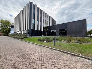 Gunstig gelegen, instapklaar kantoor van 622 m² te huur op de Prins Boudewijnlaan te Kontich. Het kantoorgebouw bevindt zich vlak bij de op- en afrit van de E19, met een vlotte verbinding naar Antwerpen en de omliggende regio. Ook het openbaar vervoer bevindt zich in de directe omgeving.<br /><br />De kantoorruimte is gelegen op het gelijkvloers en beschikt over een praktische en flexibele indeling, met een open space en afzonderlijke burelen en vergaderruimtes. Daarnaast is er een kitchenette aanwezig. Parkeergelegenheid met laadpunten is aanwezig op het terrein en kan worden bijgehuurd.<br />Onmiddellijk beschikbaar!<br /><br />Contacteer Gertjan PANORAMA B2B voor meer informatie of een vrijblijvend plaatsbezoek via 0477 91 10 00 .