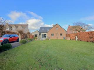 Nabij het centrum van Sint-Lenaarts vinden we deze open bebouwing op een mooi perceel van 1.095 m².De woning werd grotendeels vernieuwd in 2005,...