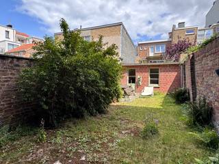 Karakteristieke woning in het centrum van De Panne, vlakbij de markt en de winkelstraat, op wandelafstand van het strand.<br /><br />Inkomhal, woon- en eetkamer met hoge plafonds en authentieke parketvloer, uitgeruste keuken, nachthal, 4 slaapkamers, badkamer met douche, wastafel en toilet, apart toilet, ruime kelder, wasplaats, rustige tuin met groot tuinhuis en 2 balkons op de verdiepingen.<br /><br />Onbemeubeld - Te moderniseren<br /><br />EPC label F - 570 kWh/m²<br />De woning valt onder de renovatieplicht voor residentiële gebouwen.<br /><br />Meer info, documenten en virtueel bezoek op www.immodepanne.be