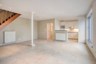 <p><strong><span>Ruim duplexappartement met groot terras in Herent<br /><br /></span></strong></p>
<p><span>Dit lichtrijke duplexappartement bevindt zich aan de Tildonksesteenweg 35 in Herent. Ondanks de naam van de straat ervaart u hier niet het typische gevoel van een woning gelegen aan een drukke steenweg. De ligging combineert een vlotte bereikbaarheid met een aangename woonomgeving. Bovendien bevindt de Colruyt zich op slechts </span><strong><span>twee minuten wandelen</span></strong><span>, en zijn ook andere winkels en voorzieningen vlakbij.<br /><br /></span></p>
<p><span>Via de gemeenschappelijke inkomhal bereikt u de </span><strong><span>eerste verdieping</span></strong><span>, waar het woongedeelte van het appartement zich bevindt. Bij binnenkomst is er een inkomhal met gastentoilet. De ruime leefruimte geniet dankzij twee grote schuiframen van een overvloed aan natuurlijke lichtinval. De leefruimte, eetruimte en keuken staan mooi met elkaar in verbinding en bieden vanuit verschillende ruimtes zicht op het groen en het terras.<br /><br /></span></p>
<p><strong><span>Het uitzonderlijk grote terras is zonder twijfel één van de grootste troeven van dit appartement.</span></strong><span> Het bevindt zich aan de achterzijde en biedt veel rust, privacy en een aangenaam zicht op het groen.<br /><br /></span></p>
<p><span>De duplexindeling zorgt voor een aangename scheiding tussen het woon- en slaapgedeelte. Op de bovenverdieping bevinden zich twee ruime slaapkamers, beide voorzien van een Velux. Tussen de slaapkamers bevindt zich een zeer ruime badkamer met dubbele lavabo, ligbad en inloopdouche.<br /><br /></span></p>
<p><span>Verder is er een ruime berging met aansluitingen voor wasmachine en droogkast en een wastafel. Via de berging bereikt u de zeer ruime zolder, die verschillende mogelijkheden biedt.<br /><br /></span></p>
<p><span>Een </span><strong><span>autostaanplaats en kelderberging zijn inbegrepen</span></strong><span>. Het terrein is toegankelijk via een elektrische poort.<br /><br /></span></p>
<p><span>Een ideaal appartement voor wie ruimte, licht, rust en een uitzonderlijk groot terras weet te waarderen.</span></p>