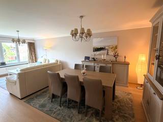Dit lichtrijke appartement werd met smaak gerenoveerd en combineert comfort met een praktische indeling en dit op een toplocatie nabij UZ Leuven, Imec, centrum Leuven, winkels, scholen, openbaar vervoer ...<br />Het appartement beschikt over een gezellige woonkamer met eetkamer, een functionele, volledig ingerichte keuken, twee volwaardige slaapkamers waarvan één met terras, en een badkamer uitgerust met een bad en lavabomeubel.<br />Dankzij de grondige renovatie verkeert het appartement in uitstekende staat en is het onmiddellijk beschikbaar voor eigen bewoning of als investering.<br />Bovendien scoort het appartement uitstekend op technisch vlak met een EPC-label B, een asbestveilig attest en een conforme elektrische installatie, wat garant staat voor energiezuinig en zorgeloos wonen. Maandelijkse kost mede-eigendom: 197 euro, inclusief provisie verwarming en waterverbruik.<br />Extra troeven zijn de private kelder (inbegrepen) en de mogelijkheid tot aankoop van een ruime garagebox (mits 25k euro).<br />Gelegen op een gegeerde locatie in Heverlee, vlakbij belangrijke invalswegen, vormt dit appartement een ideale opportuniteit voor wie op zoek is naar comfortabel wonen op een centrale ligging.
