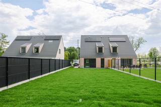 <p><span>W</span><span>AASMUNSTER </span><span>- Moderne Nieuwbouwwoning met landelijk uitzicht in Waasmunster</span></p><p><span> </span></p><p><span>Welkom in deze prachtige, nieuwbouw woning gelegen in het landelijke Waasmunster. </span></p><p><span>Dit eigentijdse pand biedt een perfecte combinatie van comfort, stijl en ruimte, ideaal voor gezinnen die op zoek zijn naar kwaliteit en mogelijkheden.</span></p><p><span> </span></p><p><span>BIJZONDERE TROEVEN IN EEN NOTENDOP</span></p><ul><li><span>Nieuwbouwwoning met hoogwaardige afwerking</span></li><li><span>Rustig en prachtig gelegen locatie in Waasmunster</span></li><li><span>Energievriendelijke woning - E-peil <30</span></li><li><span>Grote, zonnige tuin - perceel van maar liefst</span><span> 1.038 m²</span></li></ul><p><span> </span></p><p><span>WOONRUIMTE EN INDELING</span></p><p><span>De woning beschikt over een bewoonbare oppervlakte van 168 m², verdeeld over meerdere niveaus.<br />Op het gelijkvloers bevindt zich een ruime en lichtrijke open woon- en eetruimte met een moderne, volledig uitgeruste witte keuken, afgewerkt met kwalitatieve materialen. Grote raampartijen zorgen voor een overvloed aan natuurlijk licht en bieden een aangenaam zicht op de tuin.</span></p><p><span> </span></p><p><span>Verder is er een praktische berging voorzien, uitgerust met alle technieken: een lucht/water warmtepomp met vloerverwarming én koeling, 10 zonnepanelen en een ventilatiesysteem D.</span></p><p><span>Dankzij deze duurzame technieken geniet de woning van een zeer laag E-peil (E-peil <30)/</span></p><p><span> </span></p><p><span>SLAAPKAMERS EN SANITAIR</span></p><p><span>De woning beschikt over drie volwaardige slaapkamers, telkens voorzien van grote ramen die zorgen voor veel lichtinval en een mooi uitzicht op het omliggende groen.<br />De zolder biedt bijkomende mogelijkheden, zowel als bergruimte als voor verdere inrichting. <br /><br />De badkamer is modern ingericht en uitgerust met een inloopdouche, ligbad en dubbele lavabo. Zowel boven als beneden beschikt de woning over een apart toilet. </span></p><p><span> </span></p><p><span>BUITENRUIMTE </span></p><p><span>Het perceel van 1.038 m² is ruim! De tuin is bijzonder diep en geeft bovendien nog eens toegang tot een achterliggend bosperceel via een poortje.<br />Ook op het ruime en zonnige terras geniet u in alle rust van de omgeving. </span></p><p><span> </span></p><p><span>LOCATIE EN VOORDELEN</span></p><p><span>Gelegen in het groene Waasmunster combineert deze woning het beste van twee werelden: de rust en ruimte van het platteland, met een vlotte bereikbaarheid van voorzieningen en verbindingswegen.<br />De moderne architectuur, met een stijlvolle bakstenen gevel en hedendaagse dakafwerking, sluit perfect aan bij de huidige woonwensen. </span></p><p><span> </span></p><p><span>Deze woning vormt een unieke opportuniteit voor gezinnen die op zoek zijn naar ruimte, comfort en energiezuinig wonen. Bovendien hoeft u niet het hele bouwproces af te wachten maar kan u direct verhuizen!</span></p><p><span> </span></p><p><span>E-peil 30</span></p><p><span>Vraagprijs: 535.000 excl. btw -  </span><span>647.350 incl. 21% btw </span></p><p><span> </span></p><p><span>Contacteer Axel Lenaerts Waasland voor een bezoek ter plaatse - 03.256.29.55 of laura@axellenaerts.be</span></p>