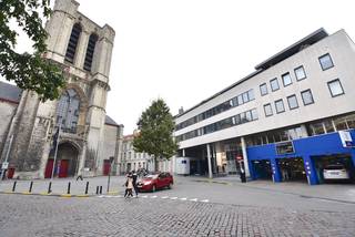 <strong>PLAN ONLINE UW BEZOEK VIA ONZE WEBSITE: www.immoboss.be</strong><br /><br />Uitstekend gelegen GEMEUBELD 1-slpk-appartement in het hartje van Gent. Op toplocatie aan de Sint-Michielskerk in het historische stadscentrum en de graslei korenlei! Verder vindt u de Korenmarkt op slechts 100m!<br />Dit zeer lichtrijke appartement is gelegen op de 3° verdieping en bestaat uit een inkomhal, lichtrijke woonkamer in parket, open keuken, handige berging (met wasmachine), badkamer met ligbad, apart toilet en 1 ruime slaapkamer.<br />Onder het gebouw vindt u de Sint- Michielsparking, zéér praktisch voor de wagen. Enkel bewoners van deze residentie kunnen zich abonneren.<br /><br />Huurprijs bemeubeld appartement: € 900/maand. Syndicus kosten: € 80/maand.<br /><br />EPC: 265 kWh/m² ( C-Label)<br /><br />Beschikbaar vanaf 15/11/2026<br /><br /><strong>PLAN ONLINE UW BEZOEK VIA ONZE WEBSITE: www.immoboss.be</strong><br /><br />
