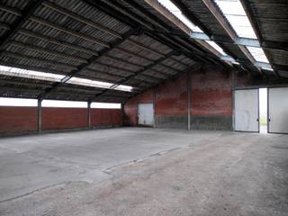 Op een vlot bereikbare locatie in Ruddervoorde bevindt zich deze ruime opslagloods van ca. 300 m². De loods is ideaal voor opslag, logistiek of lichte bedrijvigheid en is makkelijk toegankelijk voor vrachtwagens. De loods is onmiddellijk beschikbaar. <br /><br />Kenmerken:<br />- Totale oppervlakte: ca. 300 m²<br />- Gunstige ligging nabij belangrijke invalswegen en de E403<br />- Sectionaalpoort voor gemakkelijke toegang<br />- Goede bereikbaarheid voor zwaar vervoer<br />- Betonvloer en voldoende vrije hoogte<br />- Ruime manoeuvreerruimte op het terrein<br /><br />Bestemming: opslag of lichte industriële activiteiten (in overleg met de eigenaar).<br /><br />Voor meer info contacteer Simon via +32 498 12 37 08 of via simon@vicusvastgoed.be