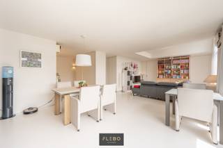 Gelegen vlakbij de Zeedijk en de winkelstraat van Wenduine treffen we dit ruime, perfrect onderhouden penthouse. Het appartement biedt plaats aan 2 volwaardige slaapkamers, ruime leefruimte en schitterend zonneterras.<br /><br />We betreden het appartement op de vierde verdieping van deze recente residentie. Rechtstreekse toegang via de inkomhall met gastentoilet tot de lichtrijke leefruimte, onderverdeeld in volledig geïnstalleerde keuken, eetruimte en zithoek. Via de hoge raampartijen krijgen we toegang tot het terras van 29m². Terug via de living begeven we ons tot de nachthall welke toegang geeft tot de <em>‘master bedroom’</em> met ensuite bad- en douchekamer. Tweede volwaardige slaapkamer, toilet en bergruimte met de aansluitingen.<br /><br /><strong><u>Extra troeven:</u></strong>
<ul>
<li>Lichtrijke, ruime oppervlakten</li>
<li>Perfect onderhouden</li>
<li>Airconditioning aanwezig</li>
<li>Schitterend zonneterras (29m²)</li>
<li>Mogelijkheid tot huren van een garagebox in de residentie</li>
</ul>
<br />Dit appartement vormt een schitterende opportuniteit voor zij die willen genieten van al het gezellige dat deze familiebadstad te bieden heeft, doch rustig en met de nodige privacy wensen te vertoeven. Contacteer ons via 050/69.02.03 of info@flebo.be voor meer informatie of een bezichtiging!