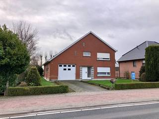 Deze statige eigendom is nieuw op de vastgoedmarkt. De ruime villa met een bewoonbare oppervlakte van 197m2 werd in 1966 gebouwd met aandacht...