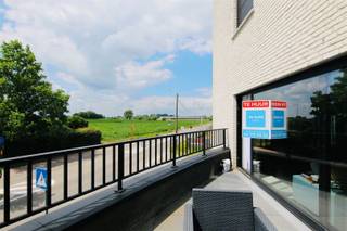 Dit appartement is gelegen op de eerste verdieping in een landelijke omgeving. U beschikt over twee mooie terrassen en een...
