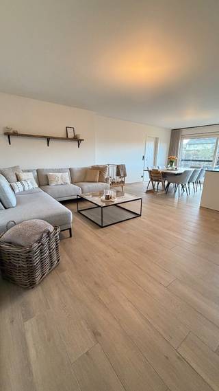 Energiezuinig, gelijkvloers appartement (112,4m) met 3 slaapkamers en een ruim aangelegde tuin. (212m)Omschrijving: Je komt binnen in de inkomhal...