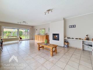 <p>Deze ruime woning is gelegen in een doodlopende straat in een residentiële wijk. Hier geniet u van rust, terwijl u toch vlak bij een fiets- en wandelpad, het sportcentrum, winkels, scholen en het centrum woont.</p>
<p>Bij het binnenkomen verwelkomt de inkomhal u met een gastentoilet en vestiaire. Vooraan bevindt zich een veelzijdige ruimte die u volledig naar eigen wens kunt inrichten, bijvoorbeeld als bureau, speelkamer of hobbyruimte.</p>
<p>De ruime leefruimte geniet dankzij de verschillende raampartijen van bijzonder veel natuurlijke lichtinval. Aansluitend bevindt zich de keuken, die ongeveer vijf jaar geleden volledig werd vernieuwd. Verder beschikt het gelijkvloers over een praktische wasruimte, berging en een inpandige garage.</p>
<p>Zowel vanuit de leefruimte als vanuit de keuken kijkt u uit op het terras en de tuin. Een aangename plek waar u in alle rust kunt genieten van zonnige momenten.</p>
<p>Op de eerste verdieping bevinden zich vier ruime slaapkamers en een badkamer uitgerust met een inloopdouche, dubbele lavabo en toilet. De zolder biedt bovendien nog heel wat extra opbergruimte.</p>
<p></p>
<p>Troeven:</p>
<ul>
<li>Rustige ligging in een doodlopende straat</li>
<li>Oprit en inpandige garage</li>
<li>Regenwater</li>
<li>Vlakbij sportcentrum en winkels</li>
</ul>
<p>Deze woning is te koop ZONDER makelaar via het concept van Smart Houses! Wenst u verdere inlichtingen of een bezoek? Contacteer rechtstreeks de eigenaar via +32496317707</p>
<p></p>