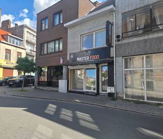 <p>Bent u op zoek naar een interessante opbrengsteigendom waarbij commerciële activiteit en wonen op een praktische manier worden gecombineerd? Dan is deze eigendom met een commerciële gelijkvloerse en een duplexappartement met twee slaapkamers zeker het ontdekken waard.<br /><br />Op het gelijkvloers bevindt zich een commerciële ruimte dat werd gebruikt als snackrestaurant. De ruimte biedt een interessante basis voor een handelsactiviteit en is dankzij de commerciële invulling bijzonder geschikt voor ondernemers of investeerders die op zoek zijn naar een pand met een professionele bestemming.<br /><br />Boven de handelsruimte bevindt zich een aangename duplexwoning met twee slaapkamers. De woonst biedt een praktische combinatie van wooncomfort en ruimte, waardoor ze geschikt is als eigen woonst of als verhuureenheid. De afzonderlijke commerciële ruimte en het appartement zorgen bovendien voor een interessante combinatie van verschillende inkomstenmogelijkheden binnen één eigendom.<br /><br />De combinatie van een commerciële gelijkvloers en een volwaardige duplexwoning maakt dit pand bijzonder veelzijdig. Het is dan ook een interessante opportuniteit voor een investeerder die op zoek is naar een eigendom met zowel een commerciële als residentiële component, of voor een zelfstandige die wonen en werken wil combineren.<br /><br />Dankzij de dubbele invulling biedt deze eigendom verschillende mogelijkheden naar de toekomst toe, steeds afhankelijk van de bestaande vergunningen, bestemming en geldende voorschriften.</p>