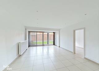 <p><span>Sint-Niklaas, Parklaan 70 bus 1, een groot gelijkvloers appartement van 152m² met aangename living van 35 m², degelijk afgewerkt met inbouwspots en groot schuifraam naar een mooie stadstuin. Ingerichte keuken met elektrisch kookvuur, dampkap en vaatwasmachine. Toegang tot de tuin met doorgang naar de garage. Ingerichte badkamer met ligbad en douche mogelijkheid, lavabo in meubel en toilet. Afzonderlijke wasplaats en berging, afzonderlijk gastentoilet, 3 grote slaapkamers. Zoek je een groot appartement, zoek je rustig te wonen en heb je graag een groen uitzicht, dan moet je dit appartement zeker zien. </span></p>