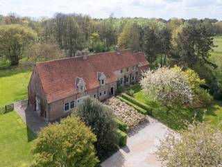 Deze prachtig gerenoveerde 18e-eeuwse hoeve, gekend als de Calsterhoeve, is een unieke eigendom waar charme en hedendaags comfort samenkomen...