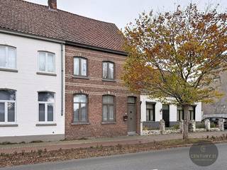 Welkom in deze gezellige en verrassend ruime woning, gelegen in het charmante Dudzele, op een boogscheut van Brugge. Dankzij de achteruitgang...