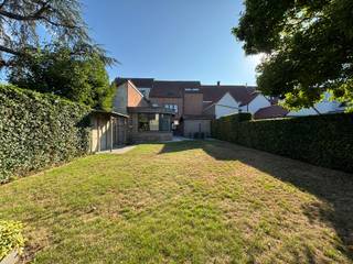 g&gt;Kom deze woning op zaterdag 19 september tussen 13u en 14u bezichtigen tijdens de ERA Open Huizen Dag.<br /><br /><strong>TE KOOP: Ruim herenhuis in Beveren-Leie, centraal gelegen nabij scholen, openbaar vervoer en belangrijke invalswegen.</strong><br /><br />Deze karaktervolle woning combineert ruimte, functionaliteit en een centrale ligging in een residentiële omgeving. Met maar liefst vijf slaapkamers biedt deze woning tal van mogelijkheden voor grote gezinnen, dankzij een polyvalente ruimte op het gelijkvloers is er mogelijkheid tot een inpandige garage of thuiswerk of een zelfstandige activiteit. De privatieve en gezellige tuin van en met ruim terras van 45 m² zorgen voor aangename buitenruimte om te ontspannen. Bovendien beschikt de woning over een EPC-label C dankzij de juiste renovaties doorheen de jaren en het plaatsen van 22 zonnepanelen. Een veelzijdig huis met veel potentieel in Beveren-Leie nabij interessante invalswegen.<br /><br /><strong>Dit pand wordt te koop aangeboden met een vanafprijs. Ieder hoger bod zal aan de eigenaar voorgelegd worden. </strong><br /><br />Belangrijkste ruimtes:<br />• Woonkamer met aangename lichtinval<br />• Ruime keuken met praktische indeling<br />• Polyvalente ruimte met aparte ingang <br />• Recent vernieuwde badkamer (dubbele lavabo, vrijstaand bad, ruime inloopdouche) <br />• Vijf volwaardige slaapkamers<br />• Geïsoleerde zolder voor extra stockage<br />• Droge kelder<br /><br />Troeven:<br />• Vijf slaapkamers en multifunctionele indeling<br />• Polyvalente ruimte met aparte ingang op het gelijkvloers, mogelijkheid tot inpandige garage <br />• Centrale ligging nabij scholen, openbaar vervoer en invalswegen<br /><br />Neem vandaag nog contact op met je ERA-makelaar!