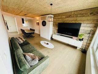 <p>Instapklaar appartement te koop in een aangename woonwijk in Deurne op wandelafstand van de Bosuil, supermarkt, lekkere Thai en een tramverbinding richting Antwerpen Stad.<br />Totaalrenovatie van het appartement werd gedaan in 2016<br />Totaaloppervlakte van het appartement bedraagt 89m2</p><p>Het betreft een ruim appartement dat in gevoel verstrekt wordt door haar ramen op 2 zeiden. Twee slaapkamers, één badkamer, twee kelderruimtes, een verzorgde VME. Vooral de naakte plafond is speels en geeft het appartement een ander gevoel dan de standaard.</p><p>Mogelijkheid tot overname huurgarage.</p><p>Zeer lage gemeenschappelijke kost.</p>