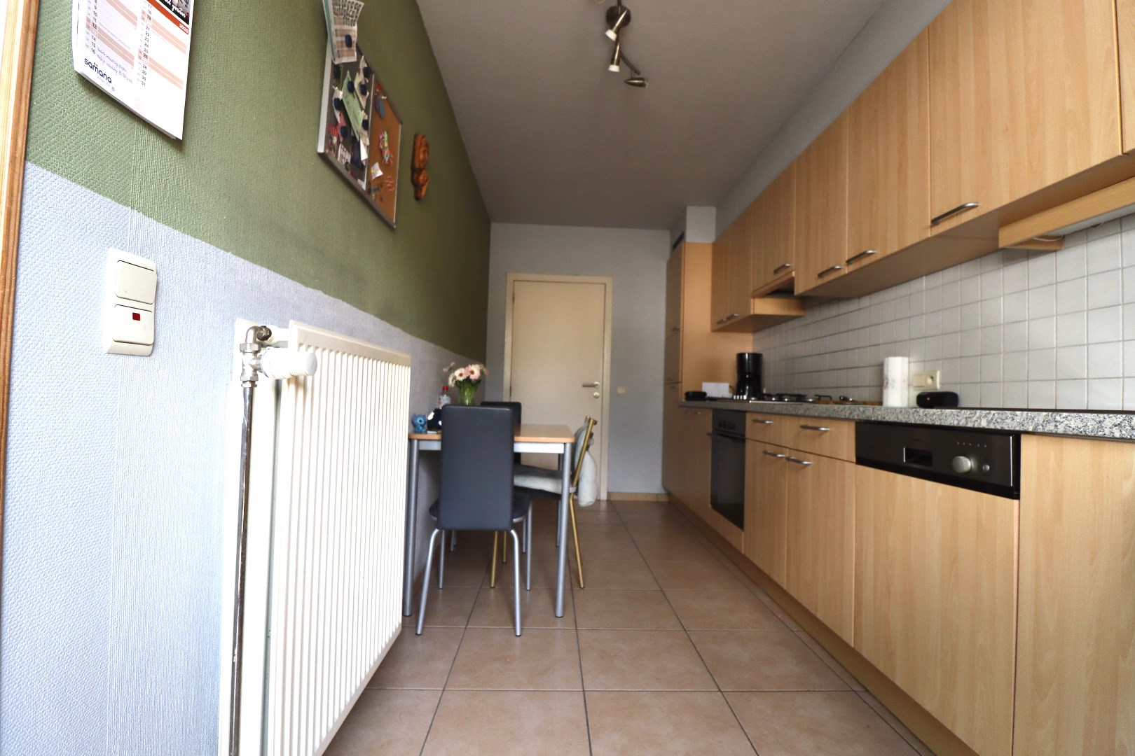 Gelijkvloers appartement met twee slaapkamers, terras en zolder te huur nabij het centrum van Temse - foto 4