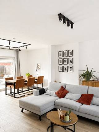 Instapklare gerenoveerde woning met garage en tuin in Vlierzele<br /><br />Troeven<br /><br />✔ Bewoonbare oppervlakte van 147 m²<br />✔ Volledig gerenoveerd in 2023<br />✔ Lichtrijke leefruimte met open keuken<br />✔ 2 ruime slaapkamers<br />✔ 1 badkamer<br />✔ Inpandige garage<br />✔ Gezellige, onderhoudsvriendelijke tuin met terras<br />✔ Nieuwe PVC-ramen<br />✔ Vernieuwd en geïsoleerd dak<br />✔ Energiezuinig – EPC-score B<br />✔ Opbergzolder en kelder (niet meegerekend in de bewoonbare oppervlakte)<br /><br />Rustig gelegen in het landelijke Vlierzele (Sint-Lievens-Houtem), met een vlotte verbinding naar Gent, Aalst en Zottegem.<br /><br />De woning wordt momenteel verhuurd.<br />Het huurcontract kan worden overgenomen of stopgezet mits een opzeggingstermijn van 6 maanden.<br />In samenspraak met de huurder kan bekeken worden of dit vroeger kan.<br /><br />Geen makelaars aub. Verkoop rechtstreeks door eigenaar.<br /><br />Bezichtiging op afspraak<br />📅 Zaterdag 8 augustus tussen 14u en 18u<br />📞 Bel voor een afspraak 0474/93.24.95. Kan ik niet opnemen, dan bel ik je zo snel mogelijk terug.<br />