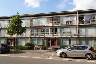 <p><span>Op een </span><strong><span>centrale en bijzonder praktische locatie in het fiscaal vriendelijke Aartselaar</span></strong><span> vinden we dit aangename appartement op de eerste verdieping. Dankzij de ligging bevinden winkels, scholen, openbaar vervoer, horeca en andere dagelijkse voorzieningen zich allemaal op wandelafstand.</span></p>
<p><span>Ook met de wagen is de bereikbaarheid uitstekend. Via de nabijgelegen verbindingswegen bereikt u snel de </span><strong><span>A12 en E19</span></strong><span>, met een vlotte verbinding richting Antwerpen, Brussel en de omliggende gemeenten.</span></p>
<p><span>Het appartement beschikt over een praktische indeling en omvat een </span><strong><span>inkomhal, ruime woonkamer, aparte keuken, twee slaapkamers, badkamer en afzonderlijk toilet</span></strong><span>. Daarnaast beschikt de woning over een </span><strong><span>ruime berging in het appartement</span></strong><span>, bijzonder handig voor extra opslagruimte.</span></p>
<p><span>Extra bergruimte is voorzien in de </span><strong><span>privatieve kelderberging</span></strong><span>.</span></p>
<p><span>Een belangrijke bijkomende troef is de </span><strong><span>privatieve garagebox</span></strong><span>, die inbegrepen is in de huurprijs. Deze bevindt zich in het achterliggende garagecomplex en is vlot bereikbaar via de zijstraat. Hierdoor beschikt u niet alleen over een veilige parkeerplaats, maar ook over extra praktische bergruimte.</span></p>
<p><span>Op energetisch vlak scoort het appartement eveneens goed met een </span><strong><span>EPC-label B en een EPC-score van 132 kWh/m²</span></strong><span>.</span></p>
<h3><span>Troeven op een rij:</span></h3>
<ul>
<li><span>Centrale ligging in Aartselaar</span></li>
<li><span>Gelegen op de eerste verdieping</span></li>
<li><strong><span>2 slaapkamers</span></strong></li>
<li><span>Ruime woonkamer</span></li>
<li><span>Aparte keuken</span></li>
<li><span>Badkamer en afzonderlijk toilet</span></li>
<li><span>Ruime berging in het appartement</span></li>
<li><span>Privatieve kelderberging</span></li>
<li><strong><span>Privatieve garagebox inbegrepen in de huurprijs</span></strong></li>
<li><span>Garagecomplex bereikbaar via de zijstraat</span></li>
<li><strong><span>EPC-label B – 132 kWh/m²</span></strong></li>
<li><span>Winkels, scholen en openbaar vervoer op wandelafstand</span></li>
<li><span>Vlotte verbinding met </span><strong><span>A12 en E19</span></strong></li>
<li><span>Algemene onkosten: </span><strong><span>€ 60/maand</span></strong></li>
</ul>
<p><span>Een comfortabel appartement met een </span><strong><span>praktische indeling, veel bergruimte en een privatieve garage</span></strong><span>, gelegen op een bijzonder gunstige locatie in Aartselaar.</span></p>
<p><span></span></p>