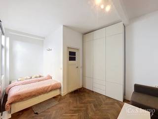 <p>Gelijkvloers gelegen studio appartement met terras en volledig bemeubeld gelegen aan de Britselei. U geniet van een bijzonder rustige ligging achteraan in het gebouw.<br />De open, ingerichte keuken is voorzien van een kookplaat, dampkap, microgolfoven, oven, koelkast met vriesvak en wasmachine. Vanuit de keuken heb je rechtstreeks toegang tot het gezellige terras, een fijne plek om even buiten te zitten.<br />De leefruimte is afgewerkt met parket en ingericht met een zetelbed. Daarnaast is er een aparte slaaphoek met dubbel bed en praktische maatkast. De ingerichte badkamer beschikt over een douche, toilet en badkamermeubel.<br />Verder beschikt het appartement over een privatieve kelderberging, een privatieve elektriciteitsmeter en is er een fietsenstalling aanwezig in het gebouw. Het meubilair zoals afgebeeld op de foto's is inbegrepen.<br />Beschikbaar vanaf 1 november.<br />Enkel verhuur op lange termijn mogelijk.</p>