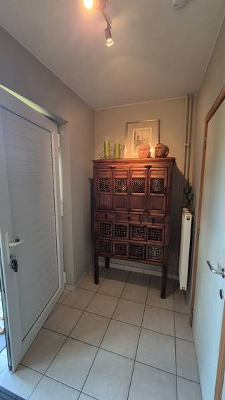 Dicht bij het centrum van Evergem, in een residentiële verkaveling, bieden wij u deze woning te koop aan. <br /><br />Superindeling : een ruime woonkamer met veel lichtinval, een uitgeruste keuken, inkomhal & toilet, berging, garage. Op de bovenverdieping zijn er 3 grote slaapkamers, een ruime badkamer, toilet, zolder met zolderluik. <br /><br />Buiten is er een verzorgde tuin, een groot zonneterras, en 100% privacy. <br /><br />Locatie, locatie, locatie... centrum op fiets of wandelafstand, dus ook dichtbij winkels, restaurants, bib, openbaar vervoer, scholen, sportcentra, markt op zaterdag.... <br /><br />Ramen in pvc, dubbele beglazing. Goed epc verslag, woning dateert van 2008, dus geen asbest, geen renovatieplicht.... <br /><br />Meer info of een plaatsbezoek gewenst bel Annemie 0472/98.16.29