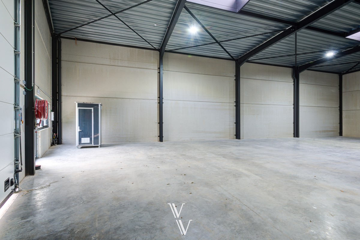 Commercial for rent in Emblem - photo 1