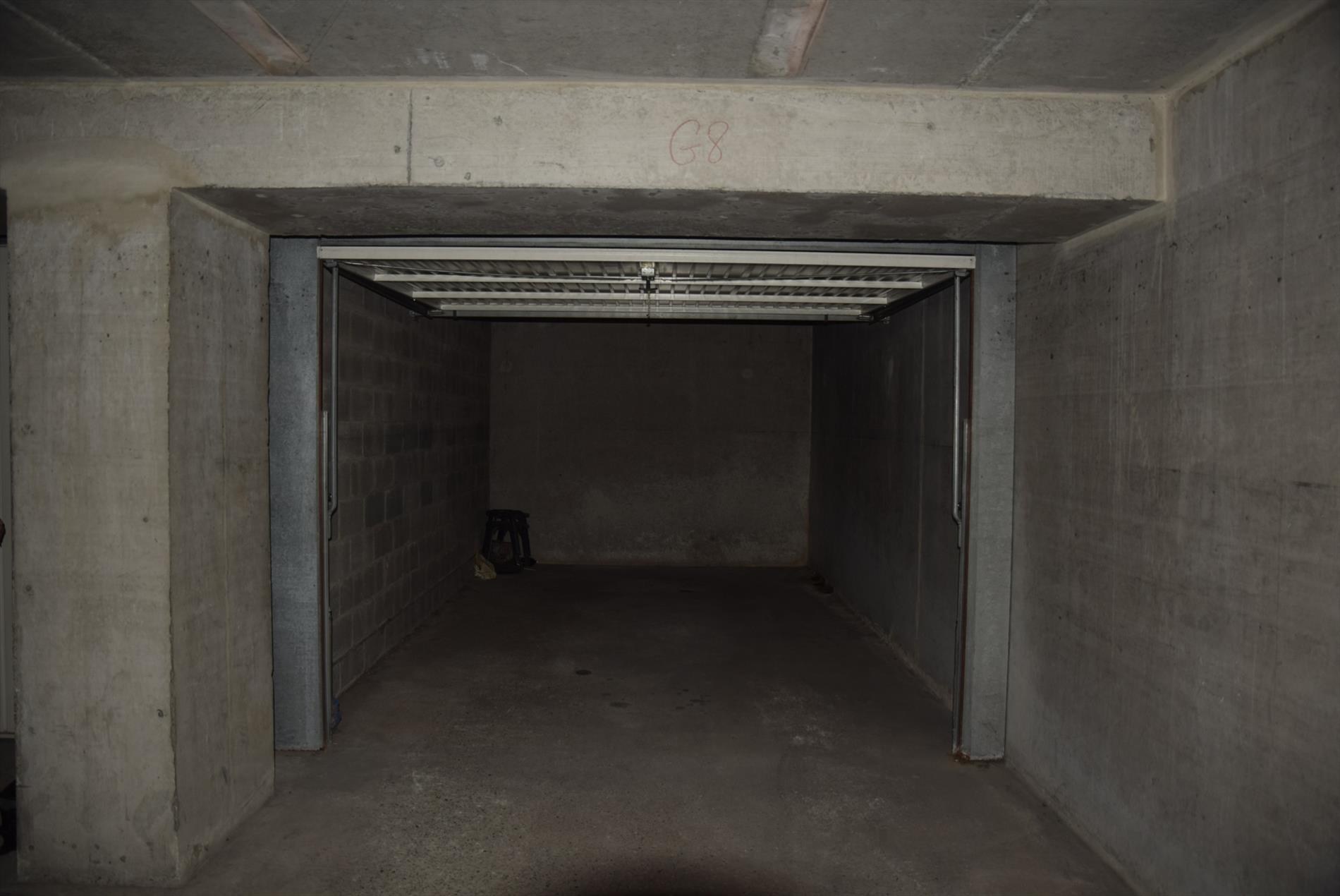 GARAGEBOX 8 (-2) TE KOOP GELEGEN ONDER DE RESIDENTIE "DE PANNE PLAZA", HOEK LEOPOLD I ESPLANADE EN KAPELLELAAN TE DE PANNE - foto 2