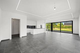 <p><span>Deze nieuwbouwwoning valt onder het btw-regime (21% btw van toepassing op de verkoopprijs). Met circa 289 m2 aan bewoonbare oppervlakte, mogen we wat deze nieuwbouwwoning aangaat, spreken over een zeer ruime woning, die veel mogelijkheden geeft aan thuiswerkers met kinderen. Met 5 kamers die ter beschikking staan op 2 verdiepingen, kan u vlot tegemoetkomen aan alle ruimte-eisen. Logisch staan dan ook 2badkamers ter beschikking, één met bad en inloopdouche en een andere met inloopdouche. Het hele huis is voorzien van energiezuinige vloerverwarming, gevoed door een lucht-water warmtepomp. In deze woning is speciale aandacht gegeven aan de inpandige garage, wat stilaan een zeldzaamheid wordt bij perfect geïsoleerde woningen. Het geheel oog van buiten al heel strak, door het gebruik van de gelijmde bakstenen, het claustra-metselwerk ter hoogte van de dressing in de voorgevel en de grote raampartijen.</span></p>