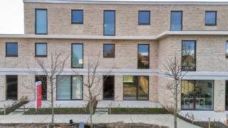 Rustig en energiezuinig wonen in een kindvriendelijke buurt net buiten centrum Aalst? Dan is deze moderne woning met 4 slaapkamers iets voor jou.<br /><br />Ideaal gelegen in het nieuwbouwproject ‘Bosveld’, in een residentiële en groene omgeving, dicht bij alle voorzieningen.  <br /><br />Deze ruime gezinswoning kijkt uit op een mooie parktuin en is bijzonder functioneel ingedeeld. Zithoek, eetkamer en keuken vormen een mooi geheel dat optimaal in verbinding staat met de zuid gerichte tuin en het terras.<br /><br />Op de verdiepingen hebben we vier slaapkamers, twee badkamers, twee bergingen en een apart toilet. Bij de woning hoort ook een buitenberging, een autostaanplaats en een fietsenberging.<br /><br />Een geothermische warmtepomp, vloerverwarming, zonnepanelen en een ventilatiesysteem met warmterecuperatie zijn standaard voorzien en dat is goed nieuws voor jouw energiefactuur.<br /><br />Danneels realiseert deze woning sleutel-op-de-deur voor jou met een vaste totaalprijs en oplevertermijn.