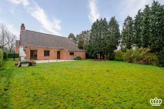 <p><span> </span></p><p><span>Landelijke villa gelegen in een zeer rustige residentiële wijk nabij de Kalmthoutse Heide, met onder meer een open leefruimte met keuken, drie slaapkamers, een ingerichte badkamer, een ruime inpandige garage en een zolder met uitbreidingsmogelijkheden, op een zuidoost gericht perceel van circa 1.100 m².</span></p><p><span>De vermelde oppervlakte van de woning is gebaseerd op het EPC en omvat ook de zolderruimte, die bereikbaar is via een vlizotrap.</span></p><p><span>Gelijkvloers</span><span><br />Inkomhal op tegelvloer met gastentoilet voorzien van handenwasser. De leefruimte met inbouwcassette geniet van veel lichtinval en heeft rechtstreekse toegang tot de tuin en het terras via een dubbele deur.<br />De open, ingerichte keuken is uitgerust met kookplaat, dubbele spoelbak en vaatwasser, en beschikt eveneens over een rechtstreekse buitendeur.<br />Vanuit de nachthal bereikt u de drie slaapkamers op laminaatvloer, met respectieve oppervlakten van 15 m², 8 m² en 8 m².<br />Aansluitend bevindt zich de ingerichte badkamer met dubbele lavabo, toilet en ligbad.</span></p><p><span>Zolder</span><span><br />Vanuit de inpandige garage bereikt u via een vlizotrap de zolder. Deze ruime zolder biedt uitbreidingsmogelijkheden.</span></p><p><span>Kelder</span><span><br />De woning beschikt over een kruipkelder onder de volledige woning, met uitzondering van de garage.</span></p><p><span>Tuin</span><span><br />De zuidoost gerichte tuin is volledig omheind en grenst aan het arboretum, waardoor u de zekerheid heeft dat er achter het perceel nooit gebouwd zal worden.<br />Verder beschikt u over een aangelegd terras, voldoende privacy en parkeergelegenheid vooraan de woning.</span></p><p><span><br /> </span></p>