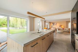 Cette maison individuelle combine le confort moderne avec une disposition réfléchie et une efficacité énergétique. Située dans un endroit extrêmement calme, à proximité du centre de Lommel.<br /><br />La maison est implantée sur un terrain de 6 ares 10 centiares et dispose d'une surface habitable d'environ 264 m². Grâce à ses espaces de vie agréables et à sa disposition pratique, elle offre amplement d'espace et de confort pour toute la famille.<br /><br />Disposition:<br />Au rez-de-chaussée se trouve un espace de vie lumineux avec une cuisine ouverte équipée de tout le confort moderne. Le salon et la cuisine bénéficient de beaucoup de lumière naturelle grâce aux grandes fenêtres à l'arrière de la maison. Il y a également une buanderie spacieuse avec un espace de rangement et une entrée latérale. À l'avant de la maison, il y a encore un grand espace de rangement / local technique et des toilettes pour les invités. Le hall d'entrée est joliment aménagé avec des placards encastrés.<br /><br />À l'étage, il y a quatre grandes chambres, une élégante salle de bains équipée d'une baignoire et d'une grande douche à l'italienne, ainsi qu'une deuxième toilette séparée. La chambre principale est équipée d'un dressing.<br /><br />Le jardin est orienté vers l'ouest, à l'arrière se trouve un grand abri de jardin avec cave, accessible par ascenseur. Cet espace est également adapté comme atelier, espace de loisirs, espace de rangement ou entrepôt. À l'arrière de la maison, il y a une terrasse couverte confortable.<br /><br />Caractéristiques exceptionnelles:<br />- Emplacement calme et central près du centre de Lommel<br />- PEB: 54,91 kWh<br />- Stores aux fenêtres<br />- 2 toilettes séparées<br />- Deux grands espaces de rangement