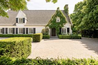 Gelegen op een uitgestrekt perceel van 8.679 m² nabij Kortrijk, bevindt zich een exclusief domein met een ruim zwembad en poolhouse.Deze eigendom...