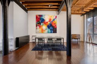 Ce loft duplex de caractère d'environ 154 m² est situé dans un ancien bâtiment de margarine datant de 1910 au 11 de la New-Yorkstraat à Gand. Un...