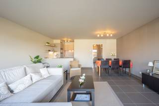 Res. Eagle: perfect onderhouden en niet van nieuw te onderscheiden appartement, rustig gelegen nabij het Visserskruis in Zeebrugge, met de jachthaven om de hoek.<br />Ruim en lichtrijk appartement gelegen in een kleinschalige residentie. De inkomhal wordt slechts gedeeld door twee appartementen.<br />Het appartement bestaat uit een inkomhal met vestiaire, een ruime en brede woonkamer die uitgeeft op het terras aan de voorzijde, een open keuken met afzonderlijke berging, twee goed geproportioneerde slaapkamers, een badkamer en een apart toilet.<br />Het appartement verkeert in uitstekende staat en is volledig instapklaar.<br />Dankzij de verzorgde afwerking en het zeer goede onderhoud is het geheel niet van nieuw te onderscheiden.<br />Een bijkomende troef is de ruime parkeergelegenheid voor de residentie.<br />Rustige ligging nabij het Visserskruis en op wandelafstand van de jachthaven, waardoor dit appartement zowel geschikt is als vaste woonst, tweede verblijf of investering aan zee.<br />Ref.A507