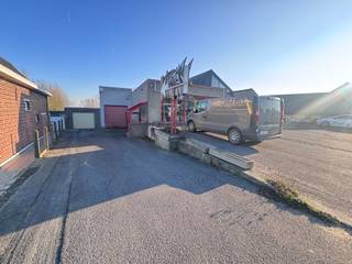 Te koop: ruim handelspand in open bebouwing, centraal gelegen in Westrozebeke, op een drukke en goed bereikbare locatie.Dit handelspand uit 1984...