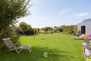 <p>Op zoek naar een instapklare woning in een rustige en aangename omgeving? Deze verzorgde woning in de Wilgenlaan 18 te Herzele combineert comfort, rust en een vlotte bereikbaarheid.</p><p>De woning beschikt over een ruime en gezellige leefruimte, twee slaapkamers, een kelder en een praktische zolder. Achteraan geniet u van een aangename tuin met een prachtig uitzicht op het omliggende groen, ideaal om volledig tot rust te komen.</p><p>Verder beschikt de woning over een garage en een tuinberging, voorzien van zonnepanelen. Recent werd bovendien een warmtepomp geïnstalleerd, wat zorgt voor extra energiezuinigheid.</p><p>Gelegen in een rustige woonwijk, maar toch vlakbij de belangrijkste invalswegen, waardoor omliggende gemeenten en voorzieningen vlot bereikbaar zijn.</p><p>Een ideale woning voor wie comfortabel en rustig wil wonen, zonder in te boeten op bereikbaarheid.</p><p><strong>EERSTE BEZOEKMOMENT ZATERDAG 3 OKTOBER VAN 14u tot 16u!</strong></p><p>Voor meer informatie of een bezoek, contacteer ons kantoor!</p>